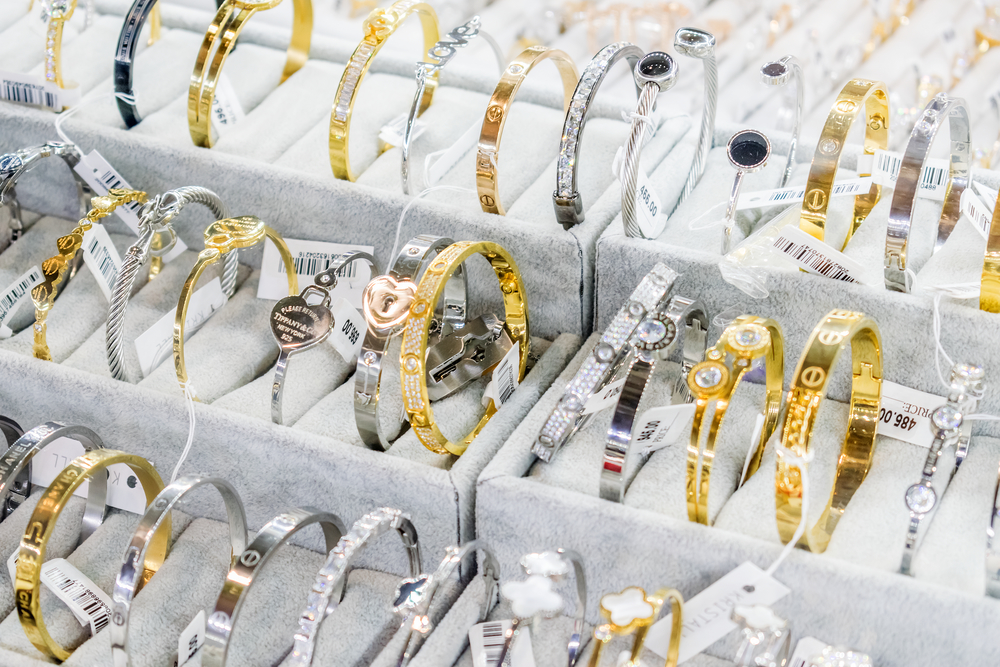 流光溢彩，匠心呈現 探訪珠寶零售店的櫥窗藝術與空間敘事