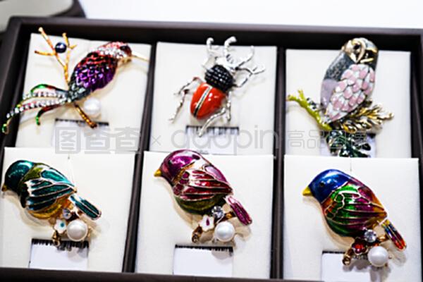 珠寶零售展示中的藝術魅力 不同鳥類形態(tài)胸針鑒賞